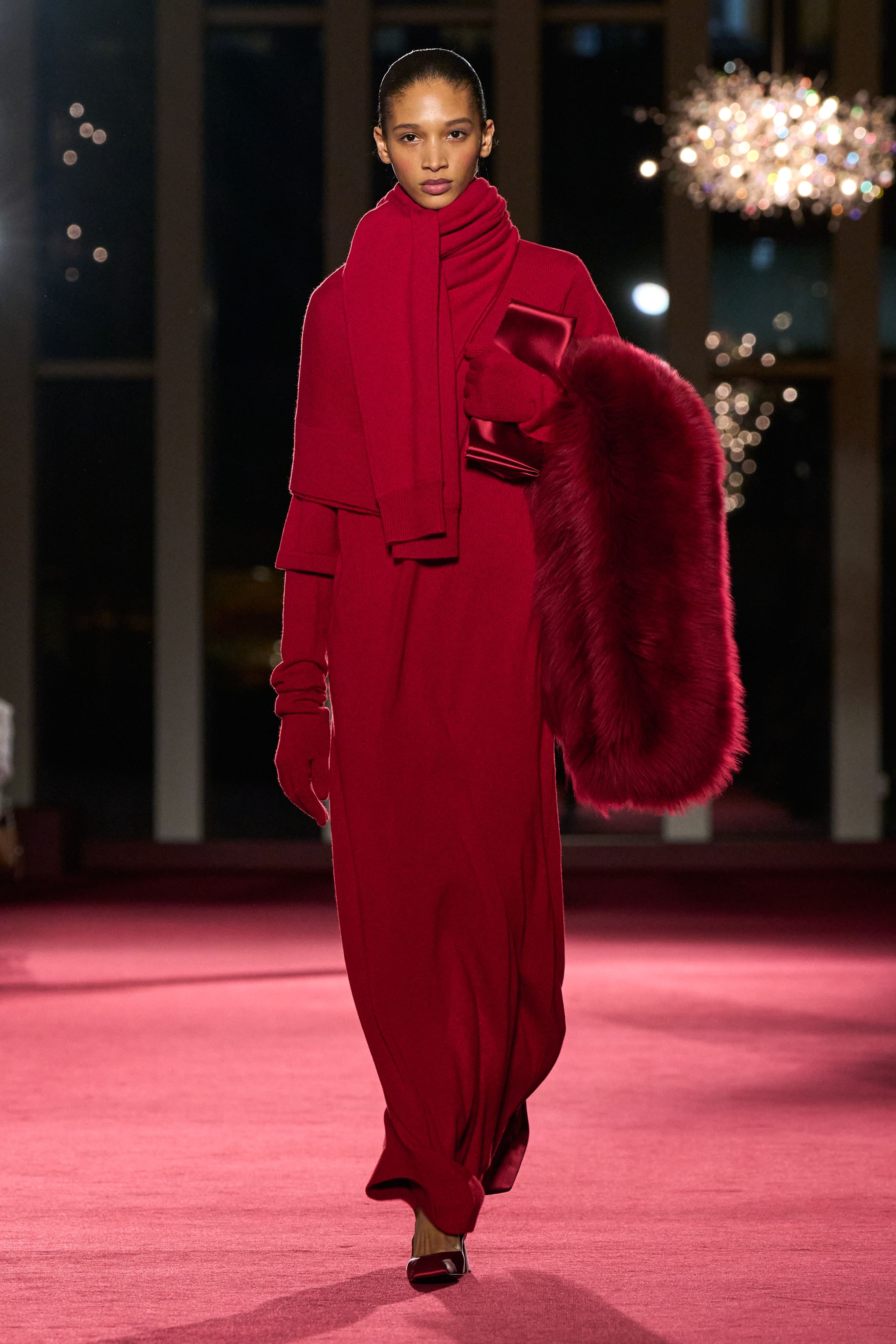 Michael Kors Collection以红黑灰白构建摩登都市权力衣橱，奢华皮草与利落西装并行，经典剪裁在灯火辉煌中散发优雅自信-顽石频道趋势研究